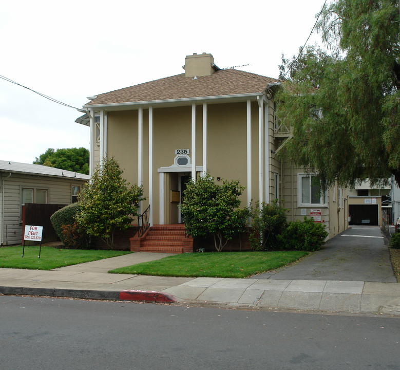 235 Anita Rd in Burlingame, CA - Foto de edificio