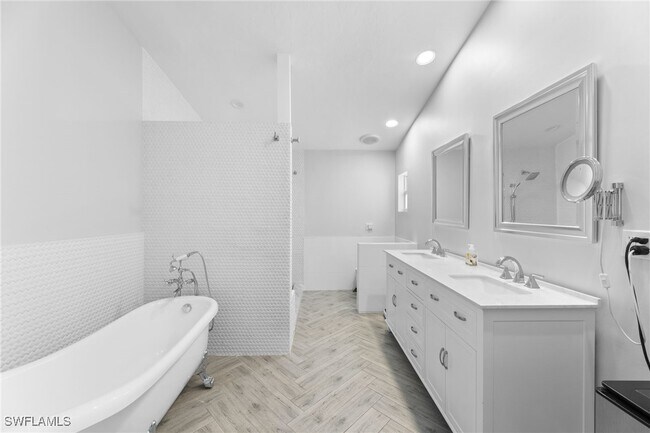 property at 2467 Pinewoods Cir