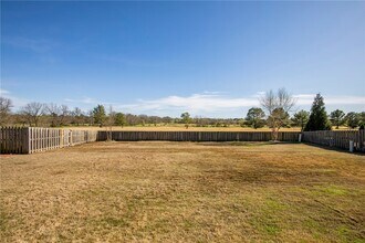 2715 Vanike Dr in Fayetteville, AR - Building Photo - Building Photo
