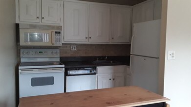 1310 Berlin Turnpike in Wethersfield, CT - Building Photo - Building Photo