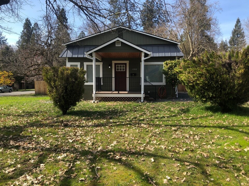 1202 NW Hawthorne Ave in Grants Pass, OR - Building Photo