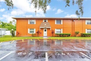 1629 W Oak Ridge Rd in Orlando, FL - Building Photo