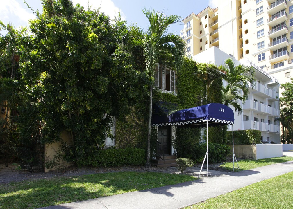 126 Mendoza Ave in Coral Gables, FL - Foto de edificio