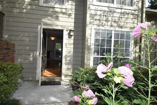 302 Lenox Way NE in Atlanta, GA - Building Photo