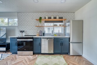 5222 SE Holgate Blvd in Portland, OR - Foto de edificio - Building Photo