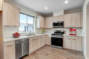 5501 Laurel Canyon Blvd in Valley Village, CA - Building Photo