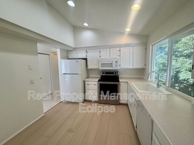 7126 NE 165th Pl in Kenmore, WA - Building Photo - Building Photo