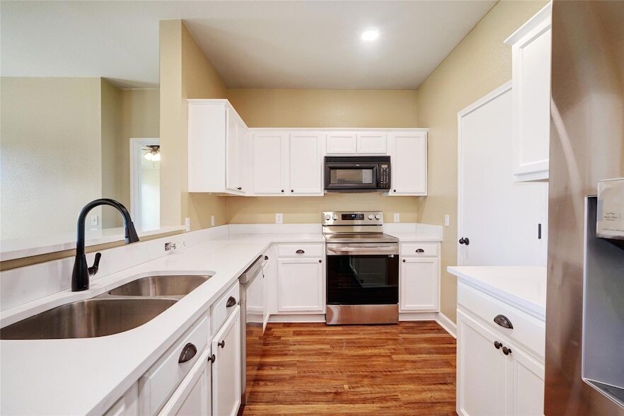 136 Holmstrom St in Hutto, TX - Building Photo