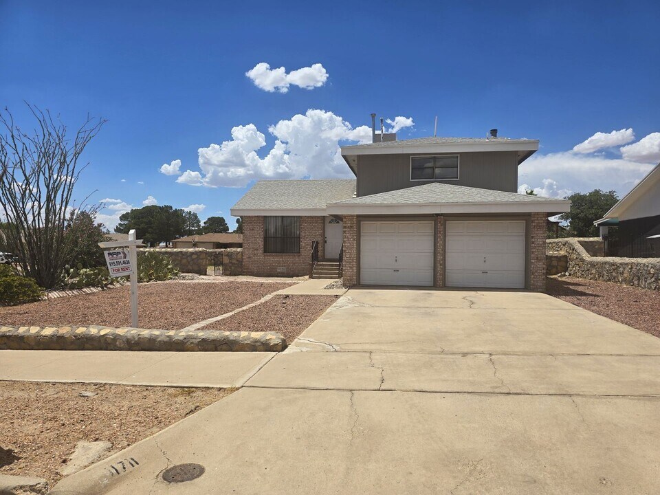 11711 Trey Burton Dr in El Paso, TX - Building Photo