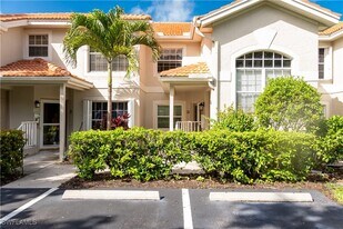 2526 Orchid Bay Dr in Naples, FL - Building Photo