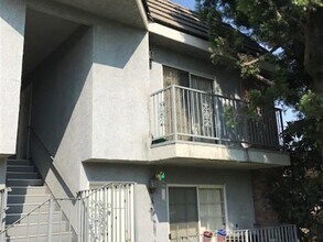 1211 Scott Road in Burbank, CA - Foto de edificio - Building Photo