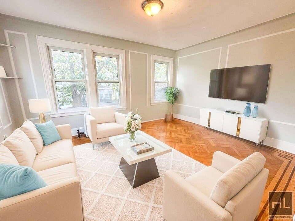 39-42-42 55th St in Queens, NY - Building Photo