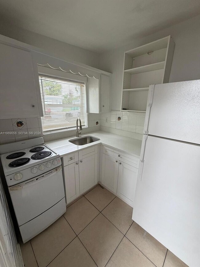 5411 Ravenswood Rd in Fort Lauderdale, FL - Building Photo - Building Photo