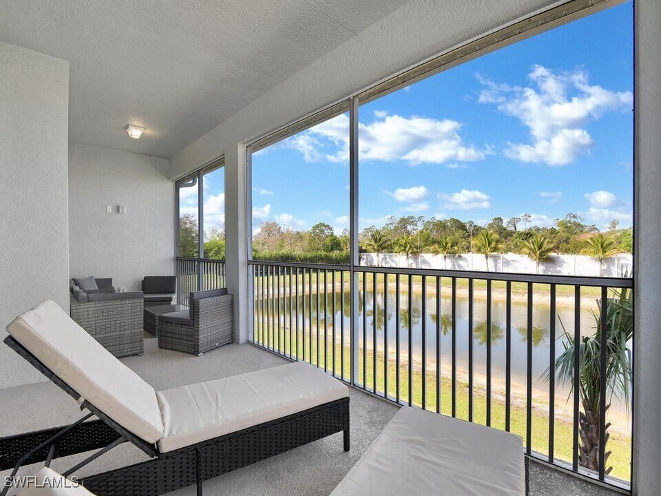 2561 Seychelles Dr in Naples, FL - Building Photo