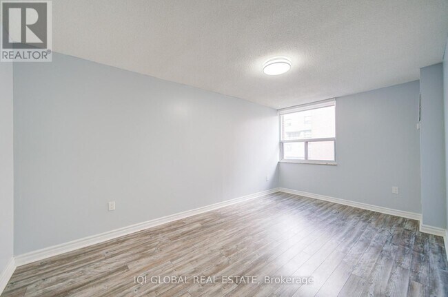 4062 Lawrence Ave E in Toronto, ON - Building Photo - Building Photo