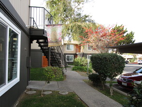 Sunburst Apartments in Stockton, CA - Building Photo - Building Photo