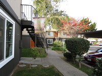 Sunburst Apartments in Stockton, CA - Foto de edificio - Building Photo