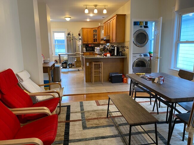 14 Bay State Ave, Unit 2 in Somerville, MA - Building Photo - Building Photo