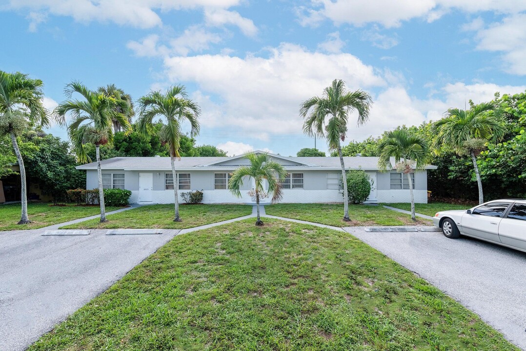 8923 Sunset Dr in Palm Beach Gardens, FL - Building Photo