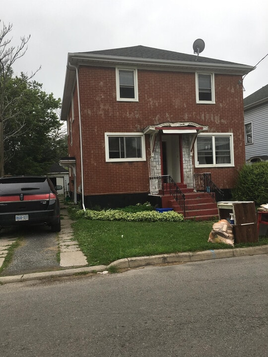 10 Seneca St in St Catharines, ON - Building Photo