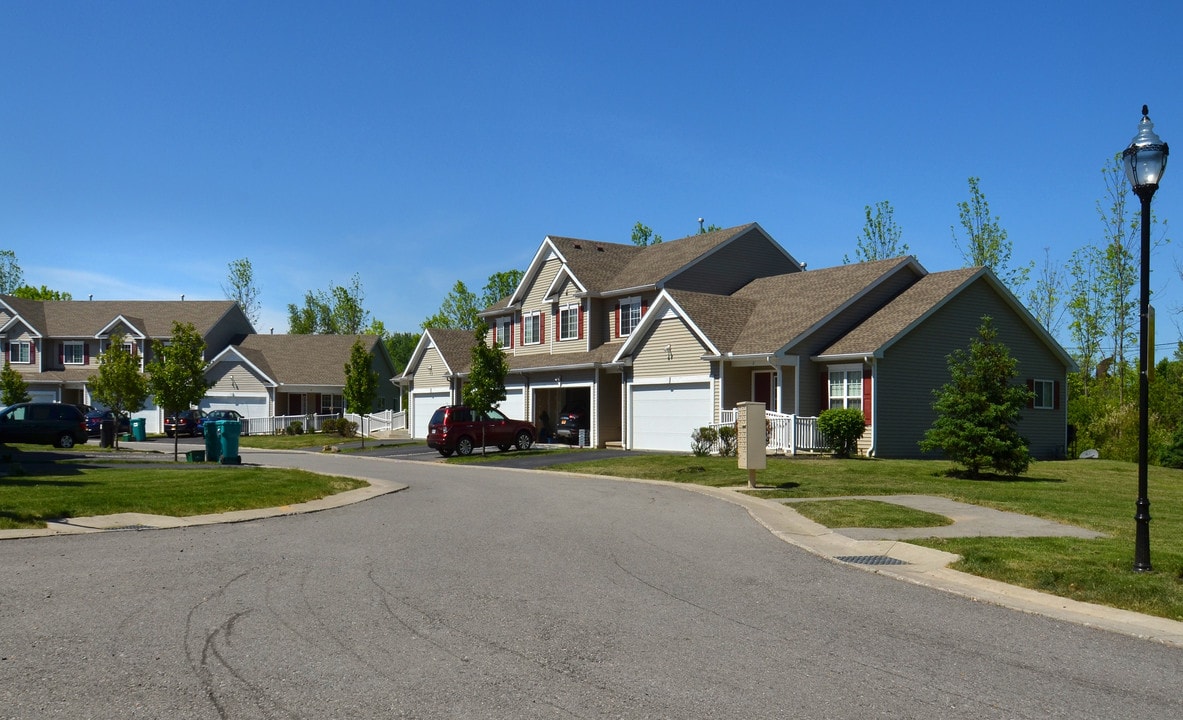 Kings Crossing Townhomes in North Chili, NY - Building Photo