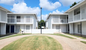 4742 Yale Apartments in Houston, TX - Building Photo