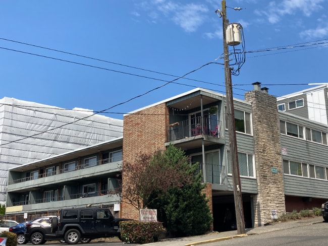 1215 Queen Anne Ave N, Unit 3 in Seattle, WA - Building Photo - Building Photo