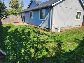115 Blue Jay Loop in Creswell, OR - Foto de edificio - Building Photo