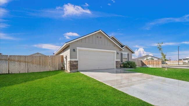 895 SW Lago St in Mountain Home, ID - Building Photo - Building Photo