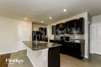 11010 Leland Groves Dr in Riverview, FL - Foto de edificio - Building Photo