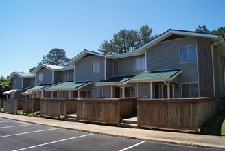 Pines Apartments in Jackson, MS - Building Photo - Building Photo