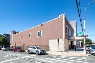 The Seneca Lofts in Flushing, NY - Foto de edificio - Building Photo