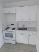 121 N Dixie Hwy, Unit 5 in Hallandale Beach, FL - Building Photo - Building Photo