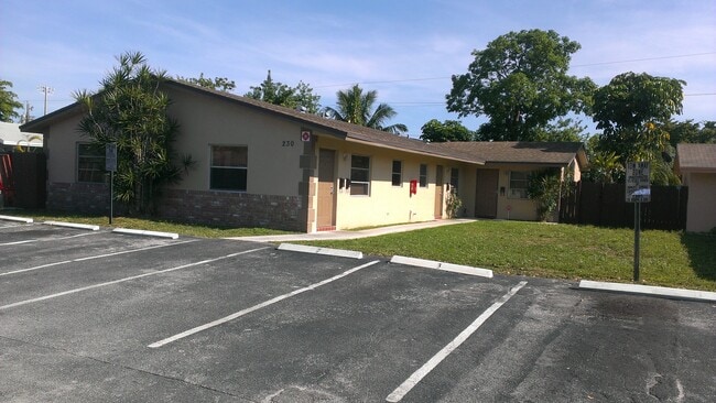 230 NE 41st St, Unit Cottage in Oakland Park, FL - Building Photo - Building Photo