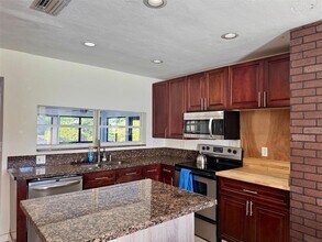1101 SE 4th Ct in Deerfield Beach, FL - Foto de edificio - Building Photo