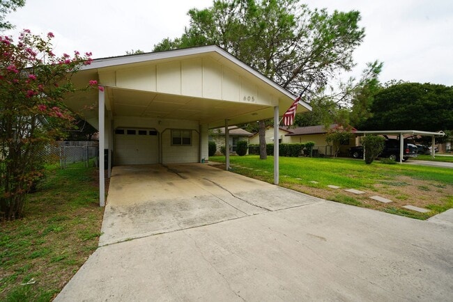 605 Maple Dr in Schertz, TX - Building Photo - Building Photo
