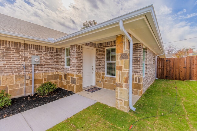 617 NW Renfro St in Burleson, TX - Building Photo - Building Photo