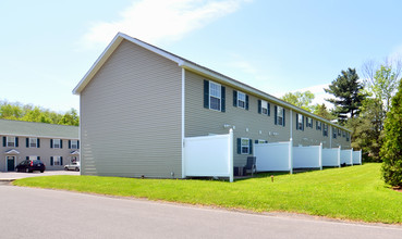 Lewiston Townhomes in New Hartford, NY - Building Photo - Building Photo