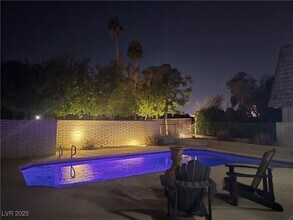 945 Vegas Valley Dr in Las Vegas, NV - Foto de edificio - Building Photo