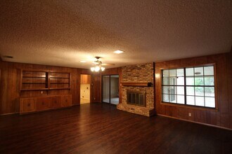 1303 Larkspur Ln in Tyler, TX - Building Photo - Building Photo