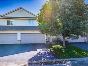 112X Crystal Pl W in Chaska, MN - Building Photo - Building Photo