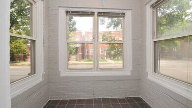 2702 N Sacramento Ave in Chicago, IL - Building Photo - Building Photo