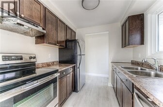 511 Strasburg Rd in Kitchener, ON - Building Photo - Building Photo