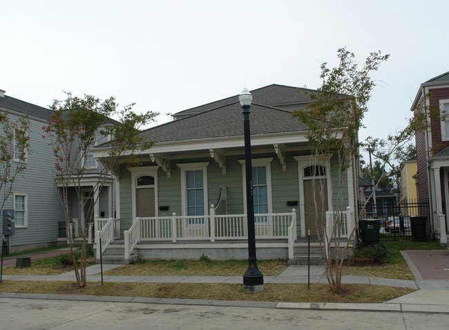 730 Adele Dr in New Orleans, LA - Foto de edificio - Building Photo