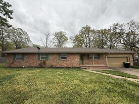2123 E 12th St in Ada, OK - Building Photo