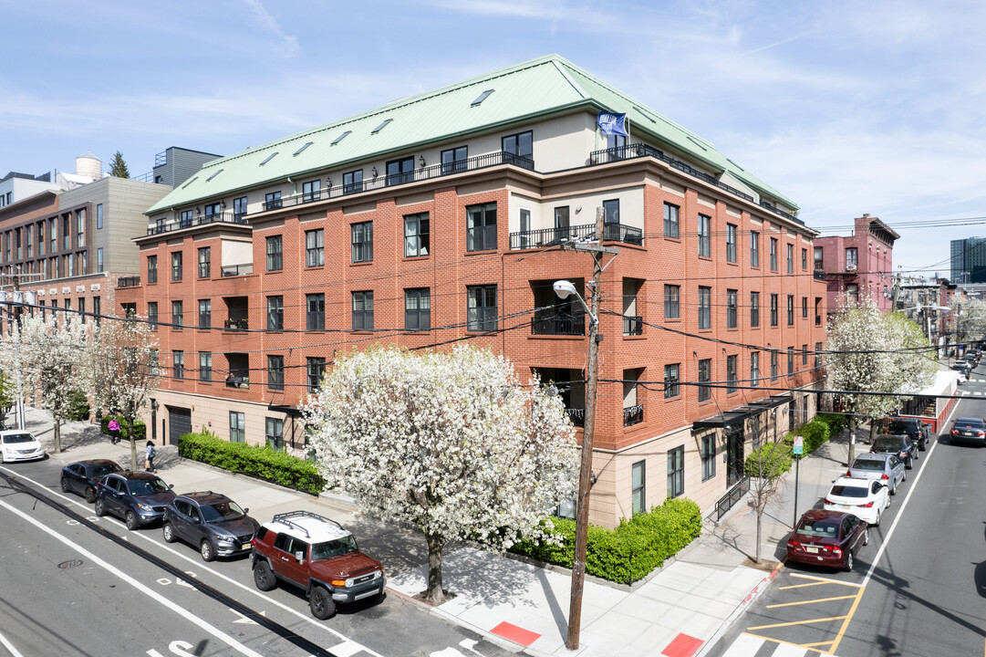 701 Grand St in Hoboken, NJ - Building Photo