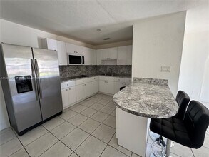 7135 SW 13th St in Miami, FL - Building Photo - Building Photo
