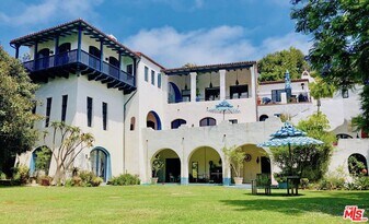 242 Mabery Rd in Santa Monica, CA - Building Photo