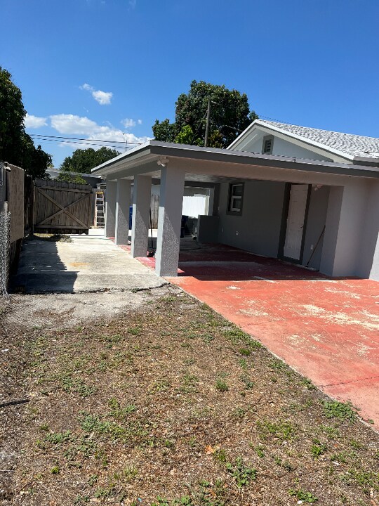 2379 NW 102nd St in Miami, FL - Building Photo