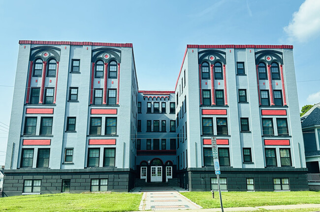 Commodore Apartments in Syracuse, NY - Foto de edificio - Building Photo